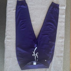 Scrub Jogger good standing.